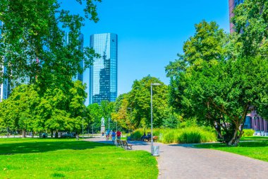 Frankfurt, Almanya, 18 Ağustos 2018: Insanlar SK altında yürüyor