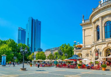 Frankfurt, Almanya, 18 Ağustos 2018: Insanlar yürüyüş