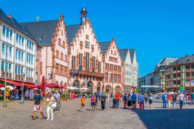 Frankfurt, Almanya, 18 Ağustos 2018: turistler bir toplamı zevk