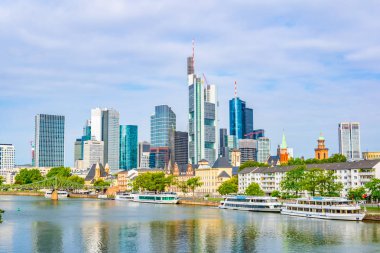 Frankfurt, Almanya, 18 Ağustos 2018: nehir yanında gökdelenler