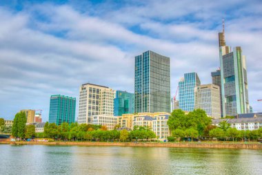 Frankfurt, Almanya, 18 Ağustos 2018: nehir yanında gökdelenler