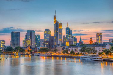 Frankfurt, Almanya, 17 Ağustos 2018: gökdelenler günbatımı görünümü 