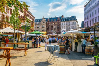Wiesbaden, Almanya, 17 Ağustos 2018: turistler m üzerinde gezinme