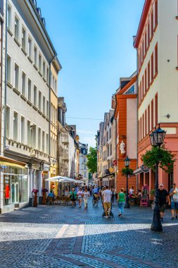 Mainz, Almanya, 17 Ağustos 2018: turistler üzerinden gezinme 