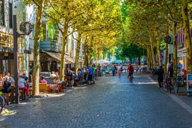 Mainz, Almanya, 17 Ağustos 2018: turistler üzerinden gezinme 