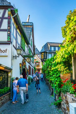 Rudesheim Rhein, Almanya, 16 Ağustos 2018: turistler strol