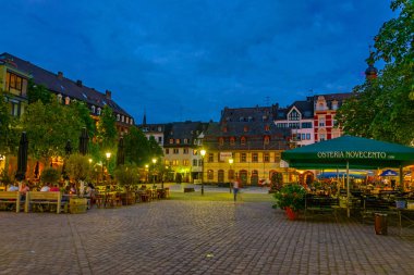 Koblenz, Almanya, 15 Ağustos 2018: Munzplatz squar gece görünümü