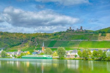 Alken, Almanya, Ağustos 15, 2018: Burg Thurant yukarıda alken kasaba i