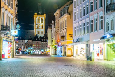 Trier, Almanya, 14 Ağustos 2018: Simeonstrasse gece görünümü 