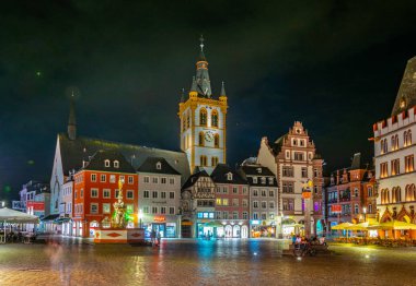 Trier, Almanya, 14 Ağustos 2018: Hauptmarkt meydanının gece manzarası