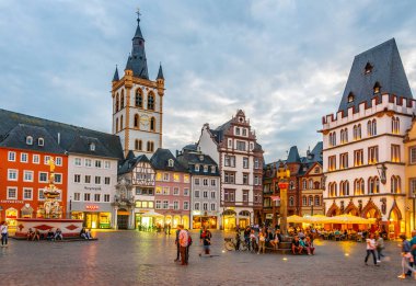 Trier, Almanya, 14 Ağustos 2018: Hauptmarkt squar 'ın günbatımı manzarası