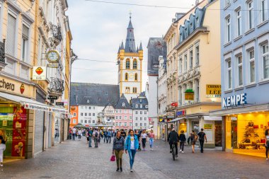 Trier, Almanya, 14 Ağustos 2018: Hauptmarkt squar 'ın günbatımı manzarası
