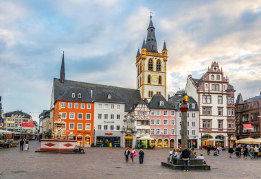 Trier, Almanya, 14 Ağustos 2018: Hauptmarkt squar 'ın günbatımı manzarası