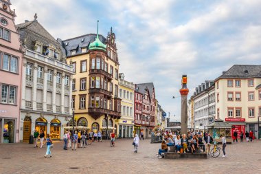 Trier, Almanya, 14 Ağustos 2018: Hauptmarkt squar 'ın günbatımı manzarası