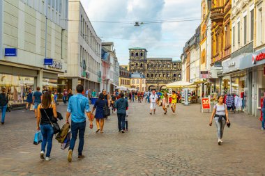 Trier, Almanya, 14 Ağustos 2018: Porta doğru gezinan Insanlar 