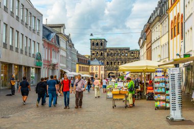 Trier, Almanya, 14 Ağustos 2018: Porta doğru gezinan Insanlar 