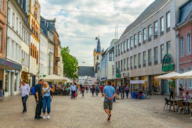 Trier, Almanya, 14 Ağustos 2018: Simeonstras üzerinde gezinen Insanlar