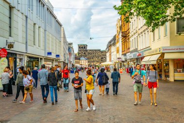 Trier, Almanya, 14 Ağustos 2018: Simeonstras üzerinde gezinen Insanlar