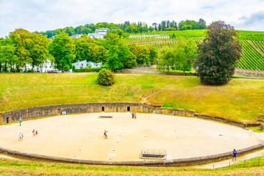 Trier, Almanya, 14 Ağustos 2018: eski Ro ile gezinan Insanlar