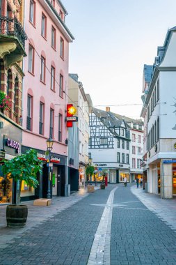 Koblenz, Almanya, 13 Ağustos 2018: dar bir sokağın görünümü