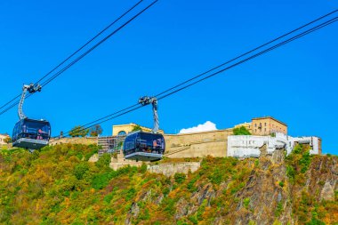 Koblenz, Almanya, 13 Ağustos 2018: teleferiğe ulaşan teleferik 