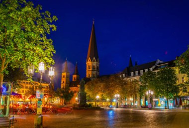 Bonn, Almanya, 12 Ağustos 2018: Munsterplatz gece görünümü TH