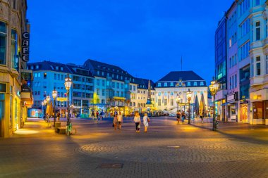 Bonn, Almanya, 12 Ağustos 2018: Marktplatz gece görünümü 
