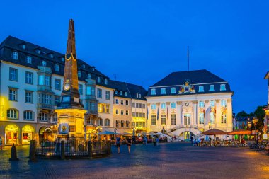 Bonn, Almanya, 12 Ağustos 2018: Marktplatz gece görünümü 