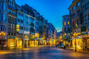 Bonn, Almanya, 12 Ağustos 2018: dar bir caddenin gece görünümü