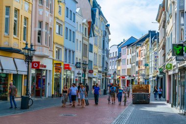 Bonn, Almanya, 12 Ağustos 2018: Insanlar c bir sokakta geçen