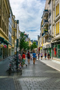Bonn, Almanya, 12 Ağustos 2018: Insanlar c bir sokakta geçen