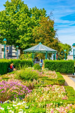 Bonn, Almanya, 12 Ağustos 2018: Rhein nehir kıyısında Bahçe 