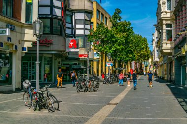 Bonn, Almanya, 12 Ağustos 2018: Insanlar c bir sokakta geçen