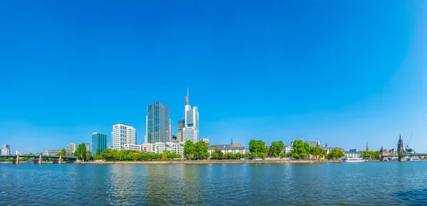 FRANKFURT, GERMANY, AUGUST 18, 2018: Skyscrapers in frankfurt viewed behind church of saint leonhard, Germany — Stock Photo, Image