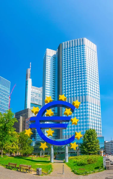 Франкфурт-на-Майні, Німеччина, 18 серпня, 2018: люди проходять знак євро перед Євровежею у Франкфурті, Німеччина — стокове фото