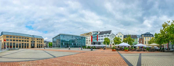 Trier, Almanya, 14 Ağustos 2018: Insanlar, Almanya 'nın Trier semtinde Viehmarkt meydanında gezinmesi — Stok fotoğraf