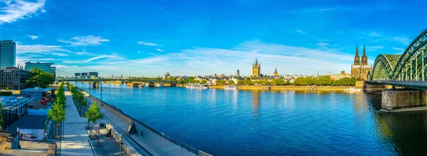 Keulen, Duitsland, 11 augustus, 2018: stadsgezicht van Keulen aan Hohenzollern brug, kathedraal en de kerk van heilige Martin, Duitsland — Stockfoto