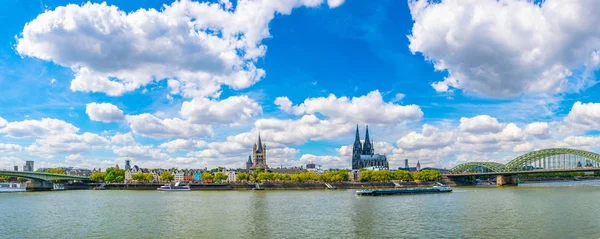 Köln, Deutschland, 11. August 2018: Stadtbild von Köln mit Hohenzollernbrücke, Dom und Martinskirche, Deutschland — Stockfoto