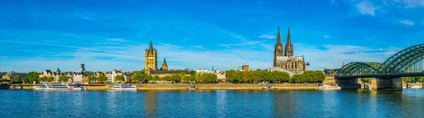 Köln, Almanya, 11 Ağustos 2018: Hohenzollern Köprüsü, Katedral ve Saint Martin Kilisesi ile Köln şehir manzarası, Almanya — Stok fotoğraf