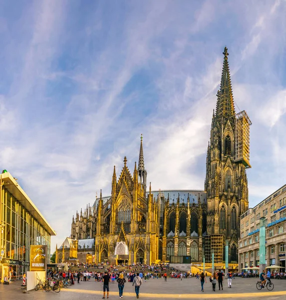 COLOGNE, ALLEMAGNE, 11 AOÛT 2018 : Les gens admirent la cathédrale de Cologne, en Allemagne — Photo