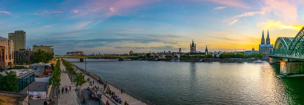 Keulen, Duitsland, 11 augustus, 2018: mensen genieten van zonsondergang op Kennedy Quay in Keulen, Duitsland — Stockfoto