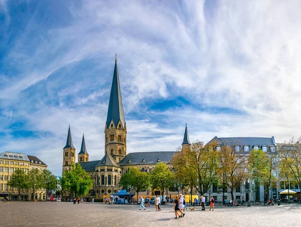 BONN, ALEMANIA, 12 de agosto de 2018: Munsterplatz en el centro de Bonn, Alemania — Foto de Stock