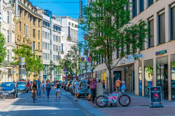 Франкфурт, Німеччина, 18 серпня, 2018: туристи прогулюються по — стокове фото