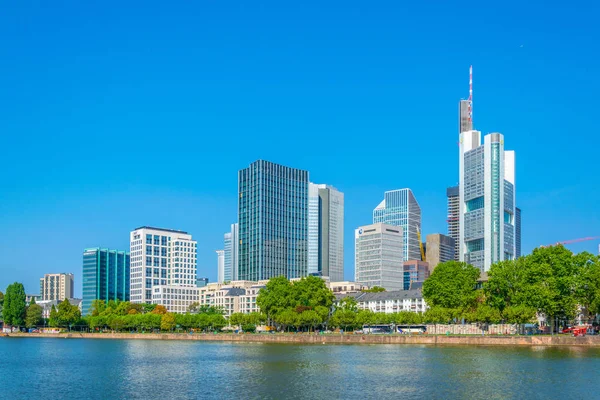 FRANCESCO, GERMANIA, 18 AGOSTO 2018: Grattacieli lungo il fiume — Foto Stock