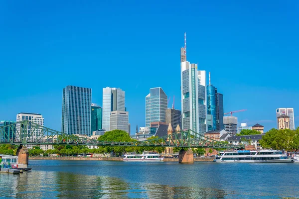 Frankfurt, Tyskland, 18 augusti, 2018: Sky skrapor i Frankfurt vi — Stockfoto