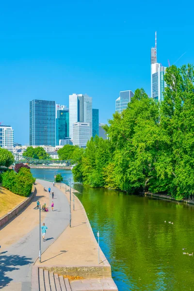 Frankfurt, Tyskland, 18 augusti, 2018: Sky skrapor vid sidan av floden — Stockfoto