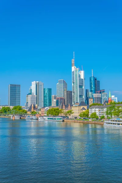 FRANKFURT, TYSKLAND, AUGUST 18, 2018: Skyskrabere langs floden - Stock-foto