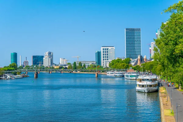 Frankfurt, Tyskland, 18 augusti, 2018: Sky skrapor vid sidan av floden — Stockfoto