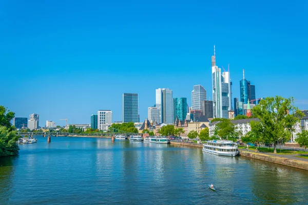 Frankfurt, Tyskland, 18 augusti, 2018: Sky skrapor vid sidan av floden — Stockfoto