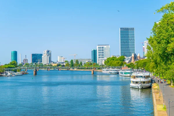 Frankfurt, Tyskland, 18 augusti, 2018: Sky skrapor vid sidan av floden — Stockfoto